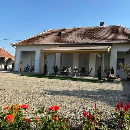 Relax Vendeghaz Tisza-to Case de vacanță *