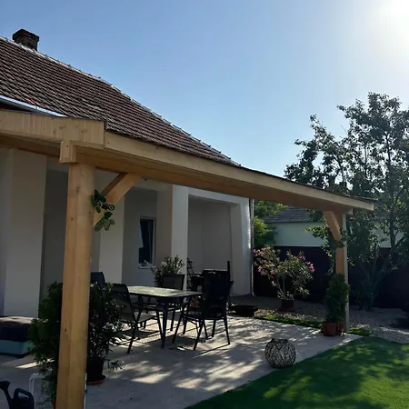 Relax Vendeghaz Tisza-to Case de vacanță *