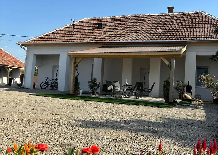 Relax Vendeghaz Tisza-to Case de vacanță *