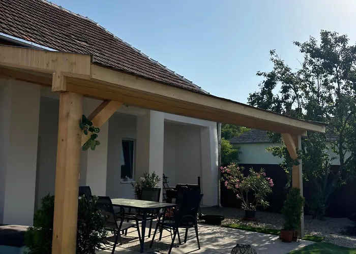 Relax Vendeghaz Tisza-to Case de vacanță *